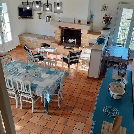 Maison De Charme A Lendou-en-quercy Avec Vue Sur La Montagne
