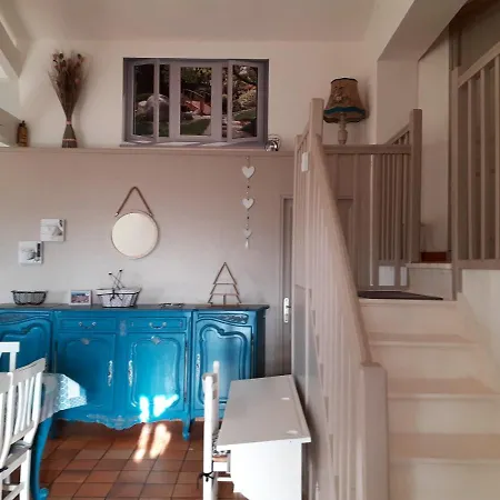 Maison De Charme A Lendou-en-quercy Avec Vue Sur La Montagne Montlauzun